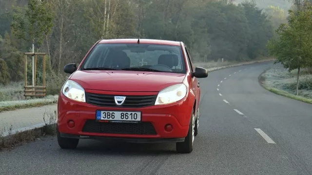 Ojetá Dacia Sandero za jeden průměrný plat jezdí překvapivě dobře. Poznamenaly ji jen zásahy kutila