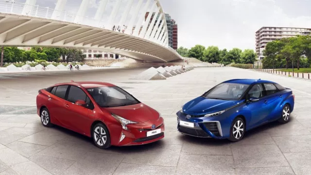 Toyota ukázala nový Prius i vodíkovou Mirai pro Evropu