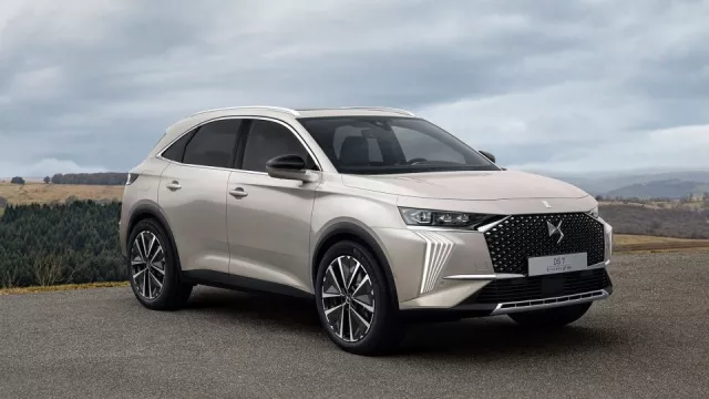 DS 7 Vauban je obrněný plug-in hybrid. Posádku ochrání proti střelbě a zahrne ji luxusem