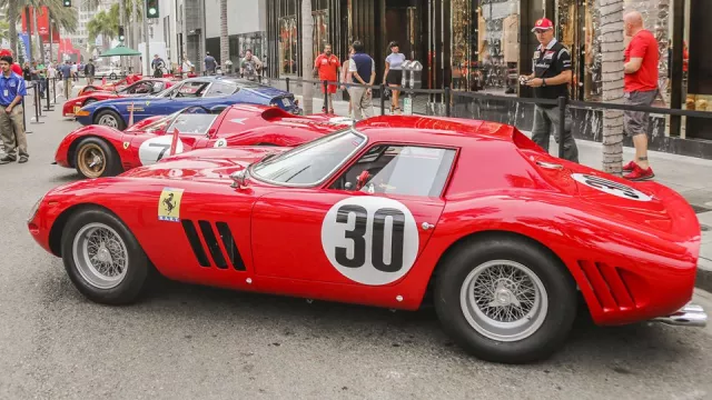 Podívejte se na 1000 Ferrari v Beverly Hills