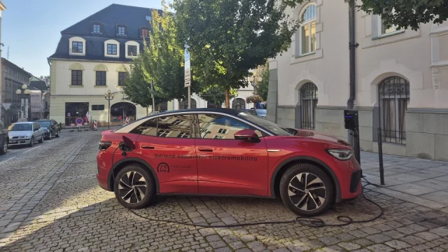 Volkswagen ID.5 si lze půjčit za stovku na hodinu. Město ho pronajímá jako sdílený elektromobil