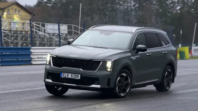 Vyzkoušeli jsme velké 7místné SUV s plug-in hybridem. Jezdí podobně úsporně jako malá auta