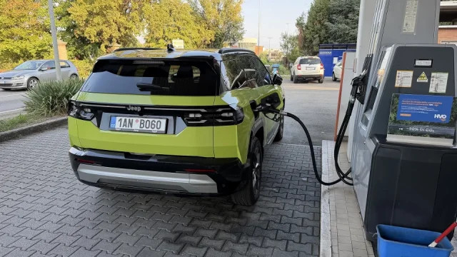 V Česku nafta zdražuje nejvíc z celé Evropské unie. Na Slovensku naopak zlevnil benzin