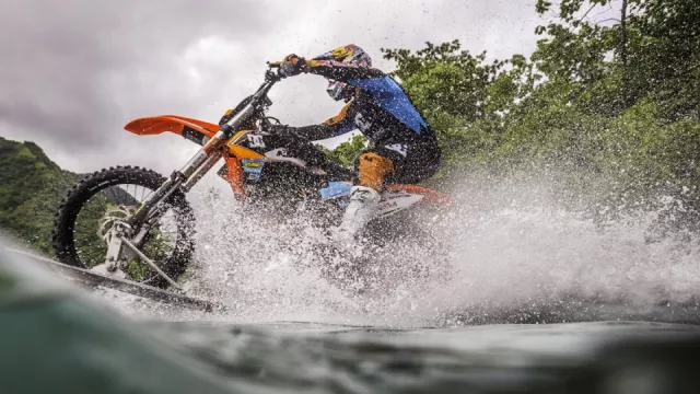 Podívejte se, jak surfuje dabér Jamese Bonda s motorkou na tahitských vlnách!