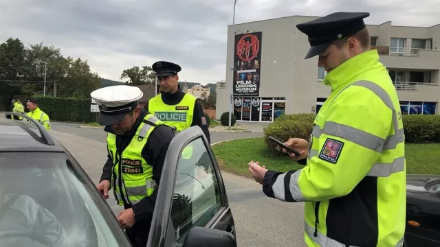 Řidič chtěl v Praze při silniční kontrole uplatit policisty. Měl k tomu dobrý důvod