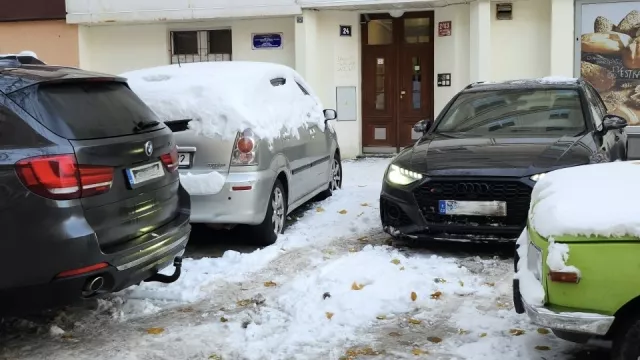 Auto, které blokuje ostatní, městská policie jen tak neodtáhne. Známe postup, jak ji přesvědčit