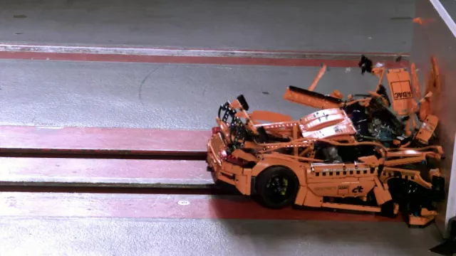 Zpomalený crash test Porsche z Lega je dokonalá relaxace