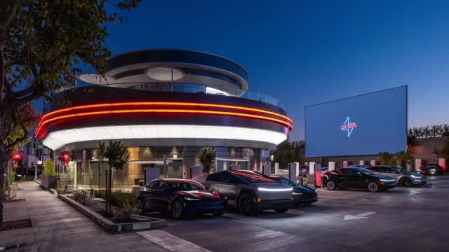 Hot dog za 280 Kč, toast se sýrem za 190 Kč a hotovost zakázána. Tesla se dala na restaurace