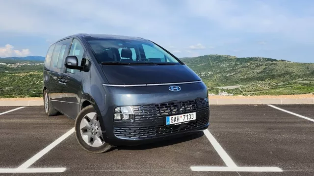 Devět míst k sezení, obří kufr a úsporný motor. Hyundai Staria je ideál na rodinnou dovolenou