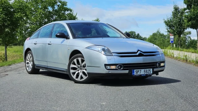 Ojetý Citroën C6 vozil francouzské prezidenty v naprostém luxusu. Dnes stojí 100 tisíc korun