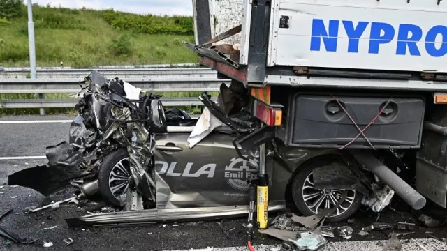 Toyota Corolla zůstala zaklíněná mezi dvěma kamiony. Z auta zbyl šrot, přesto nehoda dopadla dobře