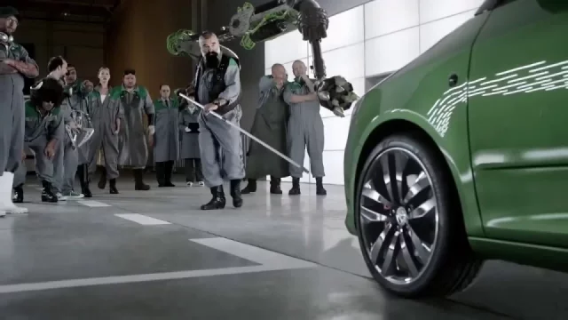 Jedovatá Fabia RS, Mercedes jako slepice i Chuck Norris. Toto jsou ty nejvtipnější reklamy na auta