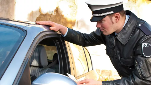 Němci zdražují pokuty, volat už nesmí ani cyklisté