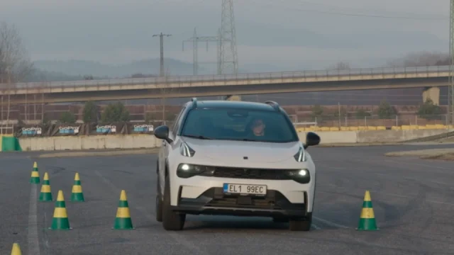 Plug-in hybrid z Číny umí poměrně dobře jezdit. Po vybití baterie má ale vyšší spotřebu benzinu