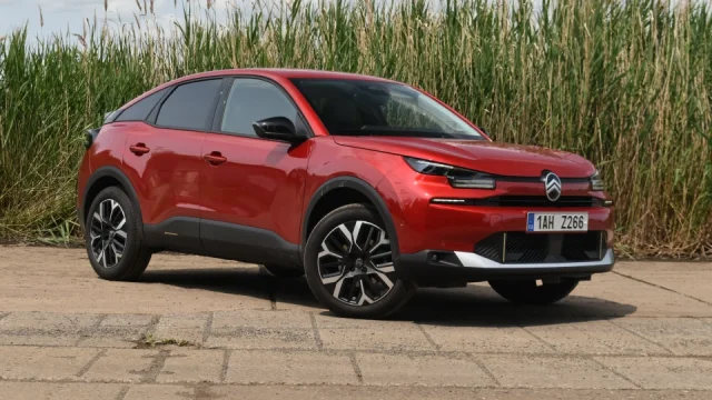 Neprávem opomíjené auto. Benzinový Citroën C4 zdatně konkuruje Škodě Scala nebo Hyundai i30