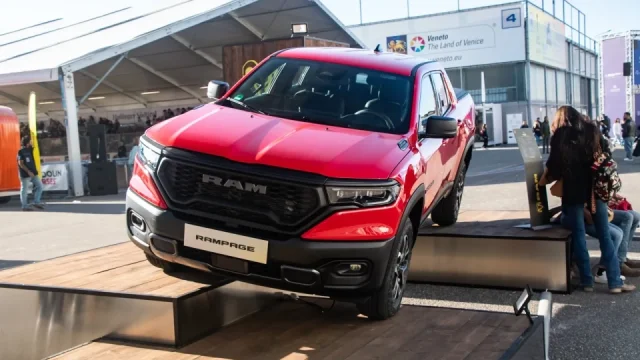 Týden v autech: Poctivá auta s naftou a velkým kufrem ještě nevymřela. Jedno míří do Česka