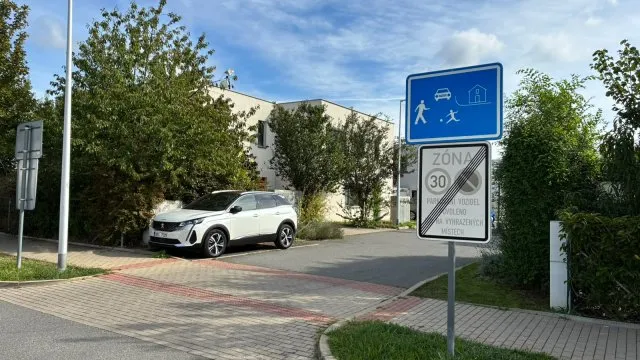 Komentář: Když se přednost zprava vynucuje silou a přitom neplatí aneb řidičovo zrcadlo