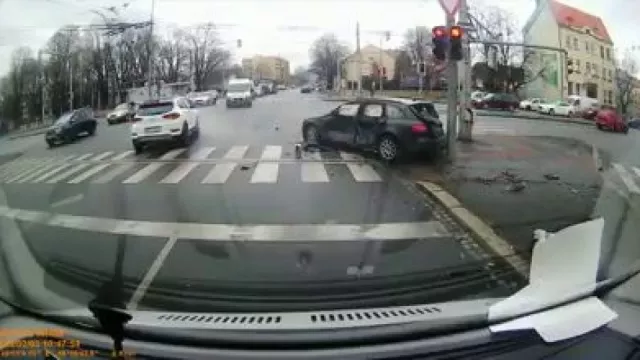 Video: Mladou ženu v Ostravě málem smetlo nabourané auto. Zachránil ji sloup