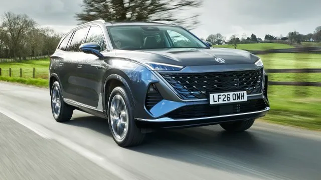 První jízdy s MGS9 PHEV: Rodinný koráb má téměř 300 koní a hodně místa na rozdávání