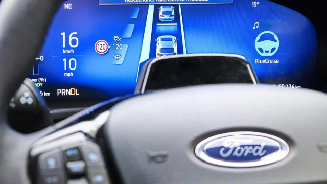 Autopilot na fordovský způsob. Oblíbená Kuga nabídne možnost jezdit po dálnicích bez držení volantu