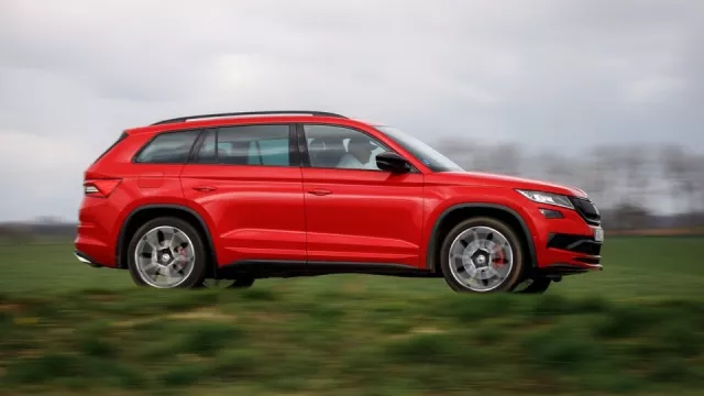 Za cenu ojeté Škody Kodiaq RS si klidně můžete pořídit Range Rover. Jenže co má u nás větší prestiž?