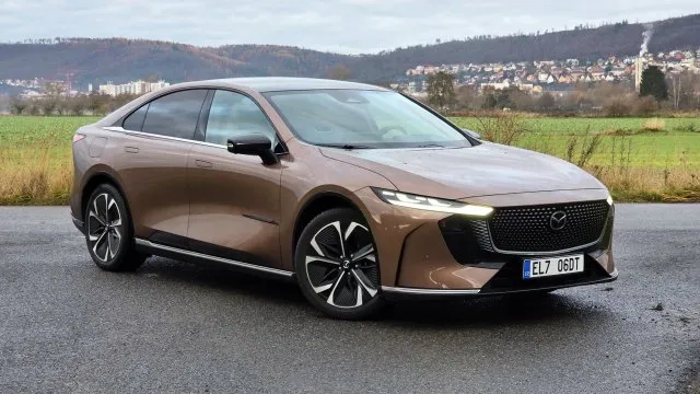 Mazda 6e je pořádný kus auta za nečekané peníze. Vděčí za to původu, který jí někteří vyčítají