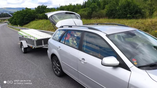 Špatně naložený vozík se ve vysoké rychlosti na dálnici D8 rozkmital a poslal auto do smyku