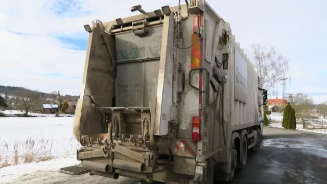 Řidička v Chudenicích měla šokující zážitek. Na čelní sklo jejího renaultu přistál opilý popelář