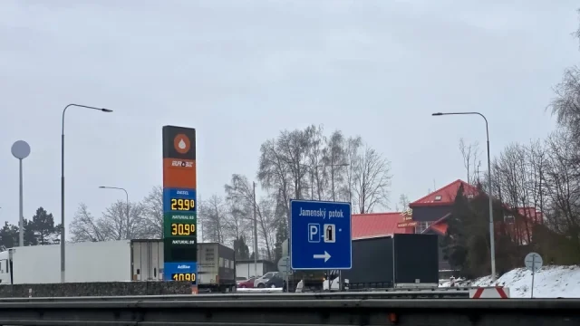 Benzin i nafta o 8 Kč levnější než u ostatních. Objevili jsme nejlevnější čerpací stanici na D1