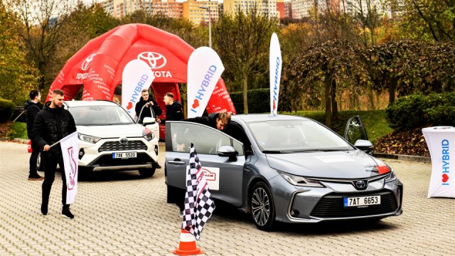 Projeli jsme v hybridní Toyotě Corolla Prahu za 3,7 l benzinu na 100 km. Mrzli jsme a ploužili se