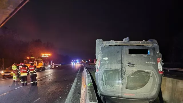 Kamionu za jízdy na dálnici explodovala pneumatika. Následný náraz do osobáku byl devastující