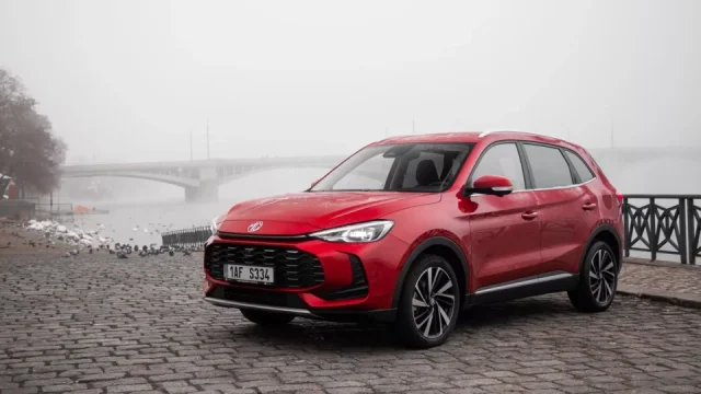 Souboj SUV do 450 tisíc korun: Jak si stojí nejlevnější Dacia Duster proti základnímu MG ZS