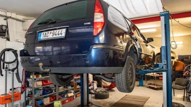 Konečně nabídka pro běžné lidi kupující ojetiny. Ford výrazně zlevnil servis i díly na staré modely