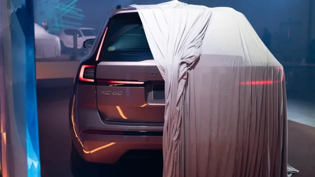 Spalovák a k tomu baterie jak z elektromobilu. Volvo XC60 nově nabízí jedinečný plug-in hybrid
