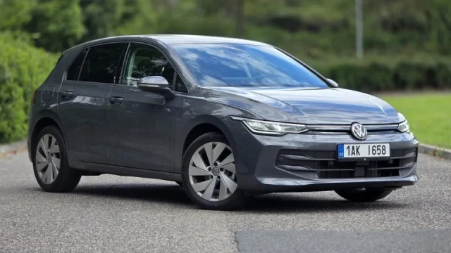Volkswagen přibližuje své vozy běžným lidem a na výbavě nešetří. Slevy přesahují i čtvrt milionu