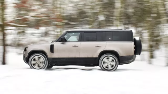 Test: Land Rover Defender 130 je terénní autobus až pro osm cestujících. Nejen na sněhu dokáže divy