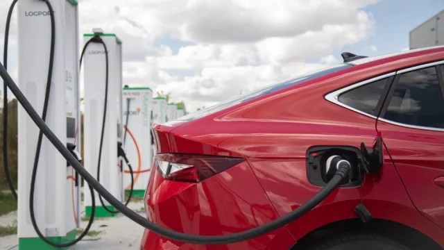 První stát v Evropě zdaní elektromobily podle ujetých kilometrů. Nahradí tak výpadek příjmů z paliv