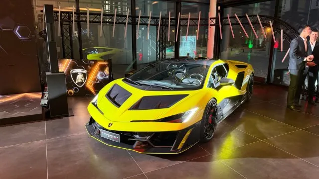 Lamborghini v Česku otevřelo nový showroom. Šéf automobilky řekl, proč je i náš trh důležitý