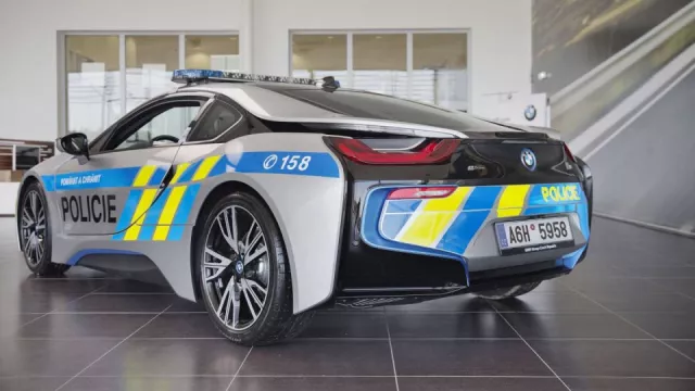 Policie bude i nadále jezdit s BMW i8 Coupé