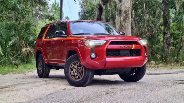 Toyota 4Runner nemá turbo ani hybrid, ale šestiválec a obrovský charakter. Jezdí fantasticky