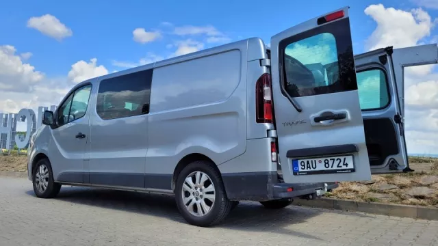 Překvapení v dlouhodobém testu: Renault Trafic nežere a jede jako pila. Odpadávají z něj ale plasty