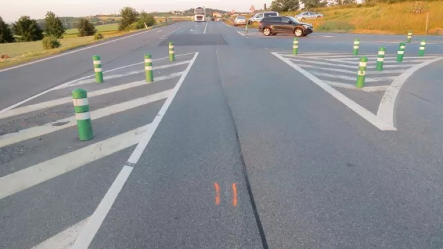 Řidič kamionu nedal přednost šestnáctileté motorkářce. Od nehody ujel