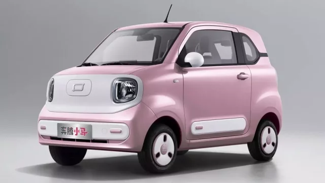 Nový čínský elektromobil stojí jen 100 tisíc. Ve městě ujede přes 200 kilometrů, sveze čtyři lidi