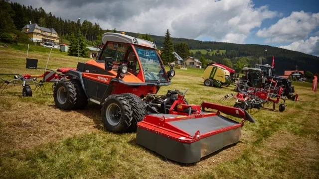 Stroje pro hospodaření na horských svazích měly v Krkonoších svůj první festival. Vydařil se