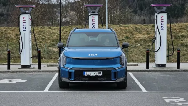 Elektromobily jsou pro české autopůjčovny nepoužitelné. Lidé nechtějí nabíjet a čekat