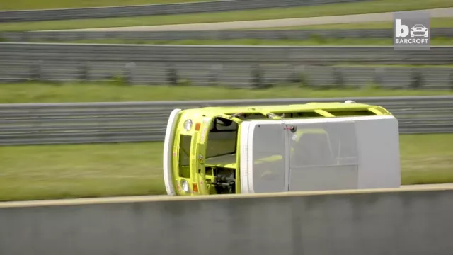 Parádní hippie úlet. Starý Volkswagen Bus závodí překlopený na bok