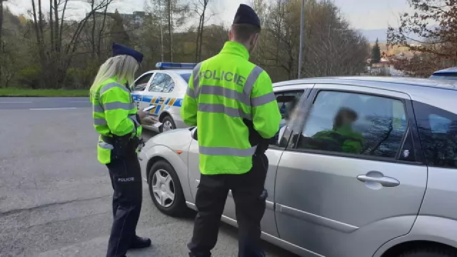 Příliš pomalá jízda se ve Velké Británii stala bodovaným přestupkem. Způsobuje stále více nehod