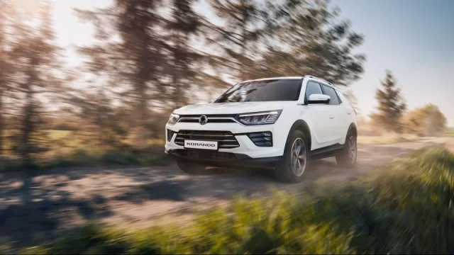 Oblíbené SUV Korando je nyní dostupnější. Automobilka KGM zlevnila vybrané vozy o desítky tisíc