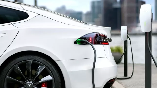 Tesla za půl milionu korun nebude. Máme teď jiné starosti než laciný elektromobil, řekl Musk