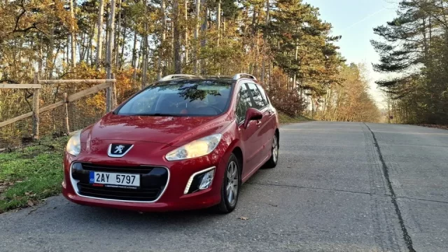 Slušný rodinný bazarový vůz můžete koupit za 80 tisíc. Tento Peugeot 308 SW je toho důkazem